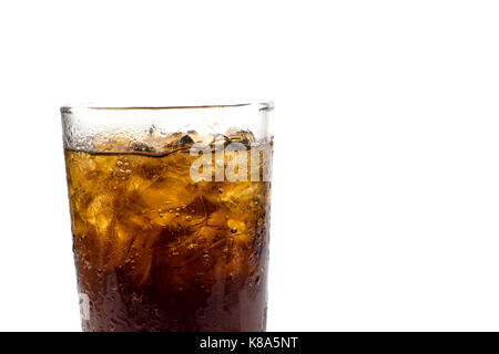 Cola im Glas auf weißem Hintergrund Stockfoto