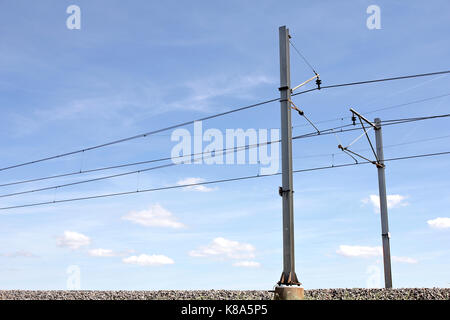 Oberleitung am Bahndamm Stockfoto