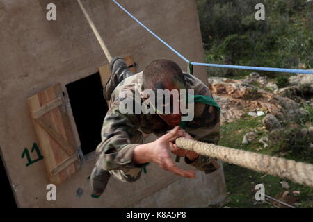 Ein Legionär aus dem 2 REP (2. Ausländische Paratroop Regiment) Skalen ein Seil zwischen zwei Gebäuden während einer städtischen bekämpfen Übung in Fraseli, Korsika o Stockfoto