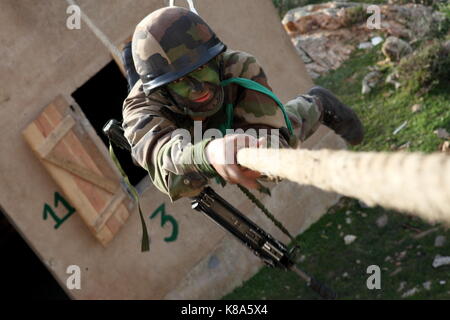 Ein Legionär aus dem 2 REP (2. Ausländische Paratroop Regiment) Skalen ein Seil zwischen zwei Gebäuden während einer städtischen bekämpfen Übung in Fraseli, Korsika o Stockfoto