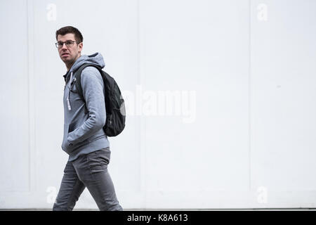 Weißer Mann mit Rucksack auf dem Londoner Oxford Street Stockfoto