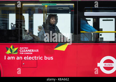 Eine glum Pendler auf einem roten London Bus Stockfoto