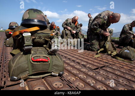 Legionnaires vom 2 REP (2. Ausländische Paratroop Regiment) für Ihren ersten paratroop Sprung in Calvi, Korsika am 26. März 2010 vorzubereiten. Stockfoto