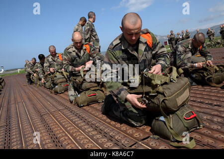 Legionnaires vom 2 REP (2. Ausländische Paratroop Regiment) für Ihren ersten paratroop Sprung in Calvi, Korsika am 26. März 2010 vorzubereiten. Stockfoto