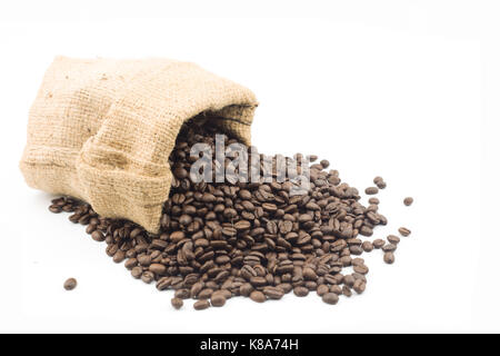 Kaffeebohnen in Tasche isoliert auf weißem Hintergrund Stockfoto