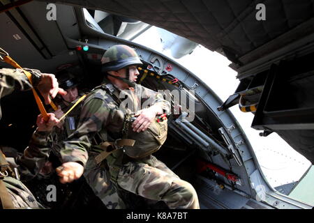 Ein Legionär aus dem 2 REP (2. Ausländische Paratroop Regiment) bereitet aus einem Flugzeug in Calvi, Korsika am 26. März 2010 zu springen. Stockfoto