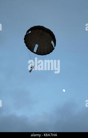 Fallschirme öffnen als Legionäre vom 2 REP (2. Ausländische Paratroop Regiment) an die Landing Zone in Calvi, Korsika am 26. März 2010 absteigen. Stockfoto