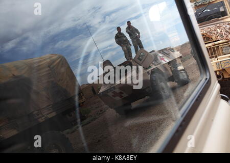 Legionnaires (Mediziner) vom 13 DBLE (13 Fremdenlegion Demi-Brigade) stehen auf Ihrem Schützenpanzer im Grand Barra Wüste außerhalb von Ti Stockfoto