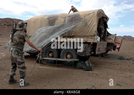 Legionäre aus den 13 DBLE (13 Fremdenlegion Demi-Brigade) set up Camp in der Wüste außerhalb Tikil Grand Barra am 16. April 2010. Stockfoto