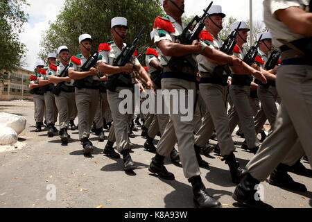 Legionäre aus den 13 DBLE (13 Fremdenlegion Demi-Brigade) März während einer Parade in Dschibuti Stadt, Dschibuti am 25. April 2010. Stockfoto