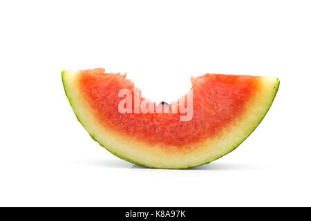 Frisch gebissen Wassermelone Slice auf weißem Hintergrund Stockfoto
