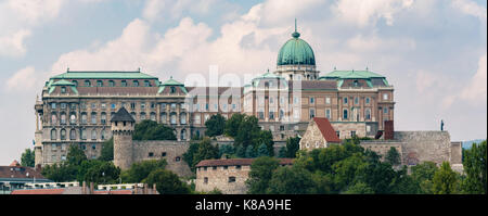 Bild der Budaer Burg, oder auch als Royal Palace oder das Königliche Schloss in Budapest in Ungarn an einem schönen Tag mit blauem Himmel und ein paar Wolken. Stockfoto