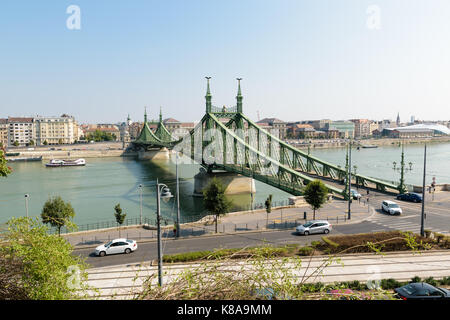 Die Brücke in Budapest, Ungarn mit einigen alten Straßenbahnen im Vordergrund vorbei. Stockfoto