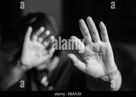 Frau mit der Hand verlängert Signalisierung zu stoppen (nur ihre Hand ist im Fokus) Stockfoto