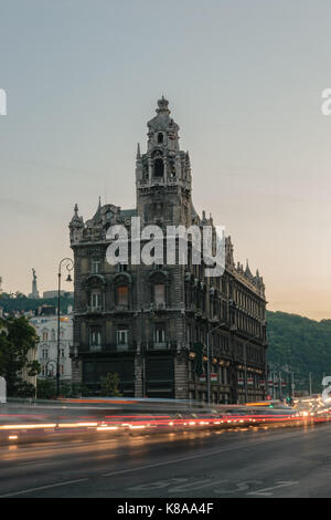 Lighttrails von fahrenden Autos vor einem alten, historischen Gebäude in Budapest, direkt neben der Elisabeth Brücke, Ungarn. Stockfoto