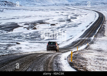 Anreise mit dem Auto Auf isländischen Straßen durch Northern Island im Winter Stockfoto