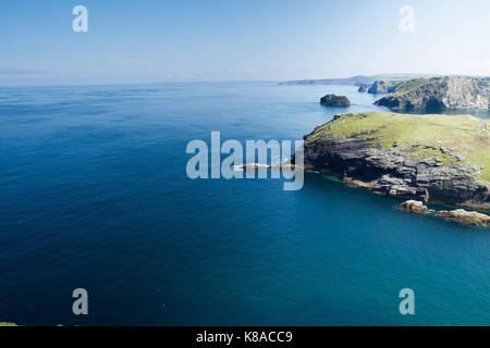 Eine Landschaft der Blick von den Klippen von Tintagel in Cornwall, UK, ist der Sitz des legendären König Artus, Meer und schroffe Klippen. Stockfoto