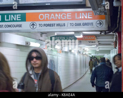 Pendler Fahren durch einen Tunnel in Downtown Crossing U-Bahn Station in Boston, MA Stockfoto
