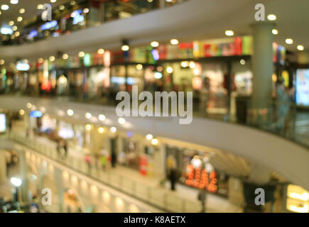 Abstrakte verschwommen und unscharf Bild vom Inneren des eine Shopping Mall mit Bokeh leuchtet Stockfoto