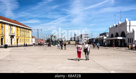 Blick auf die Cruise Terminal auf den Fluss Tejo in der Nähe des Praça do Comercio entfernt im Stadtzentrum von Lissabon, Portugal Stockfoto