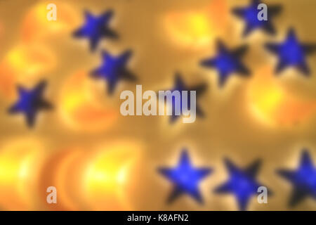 Aus gelben Halbmond geformt und Blue Star geformte Lampen leuchten an der Wand Stockfoto
