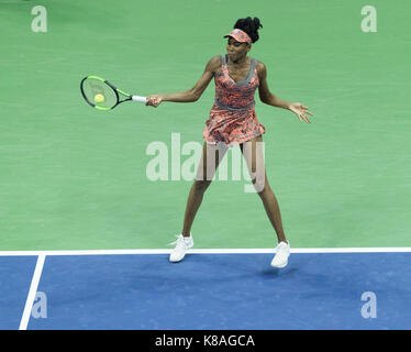 New York, NY, USA - 30. August 2017: Venus Williams aus den USA zurück Kugel während der Match gegen Oceane Dodin Frankreichs bei uns Offene Meisterschaften an Billie Jean King National Tennis Center Stockfoto