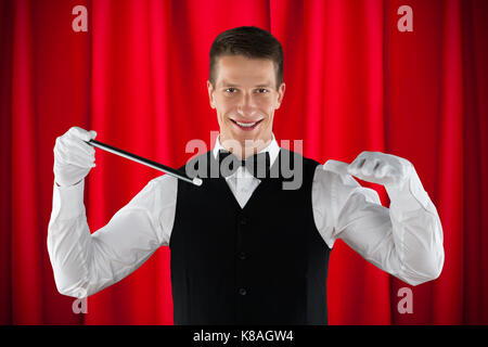 Junge männliche Magier Verzaubert mit Magic Stick Stockfoto