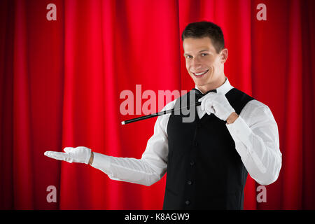 Porträt der Jungen glücklich Magier Verzaubert Stockfoto