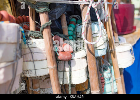 Angelausrüstung, Netze, Schwimmer, Korken in einem italienischen oder griechischen Hafen. Mittelmeer. Stockfoto