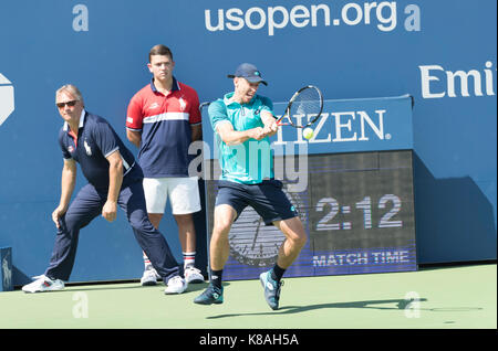 New York, NY, USA - 30. August 2017: John millman von Australien zurück Kugel während der Match gegen Nick Kyrgios von Australien bei uns Offene Meisterschaften an Billie Jean King National Tennis Center Stockfoto