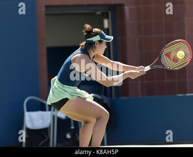 New York, NY, USA - 30. August 2017: Nao Hibino von Japan zurück Kugel während der Match gegen Catherine Bellis der USA bei uns Offene Meisterschaften an Billie Jean King National Tennis Center Stockfoto