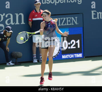 New York, NY, USA - 30. August 2017: Catherine Bellis von USA Versandkosten Kugel während der Match gegen Nao Hibino von Japan bei uns Offene Meisterschaften an Billie Jean King National Tennis Center Stockfoto