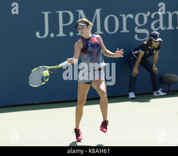 New York, NY, USA - 30. August 2017: Catherine Bellis von USA Versandkosten Kugel während der Match gegen Nao Hibino von Japan bei uns Offene Meisterschaften an Billie Jean King National Tennis Center Stockfoto