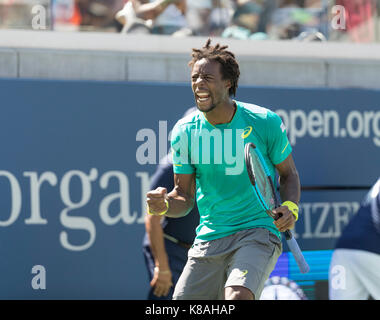 New York, NY, USA - 30. August 2017: Gael Monfils von Frankreich reagiert während der Match gegen Jeremy Chardy aus Frankreich bei uns Offene Meisterschaften an Billie Jean King National Tennis Center Stockfoto