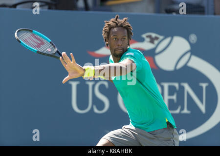 New York, NY, USA - 30. August 2017: Gael Monfils von Frankreich kehrt Kugel während der Match gegen Jeremy Chardy aus Frankreich bei uns Offene Meisterschaften an Billie Jean King National Tennis Center Stockfoto