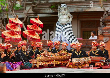 BALI, Indonesien - 20. Juni 2015: Gamelan Orchester in Balinesen Kostüm spielen ethnische Ritual Musik auf traditionellen indonesischen Instrumente Stockfoto