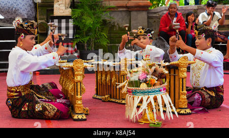 BALI, Indonesien - Juni 21, 2015: Gamelan Orchester in Balinesen Kostüm spielen ethnische Ritual Musik auf traditionellen indonesischen Gongs Stockfoto