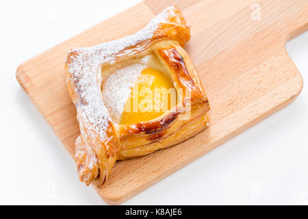 Öffnen pasteten Blätterteig mit Pfirsich, Thymian und Honig. Frühstück. Selektiver Fokus Stockfoto