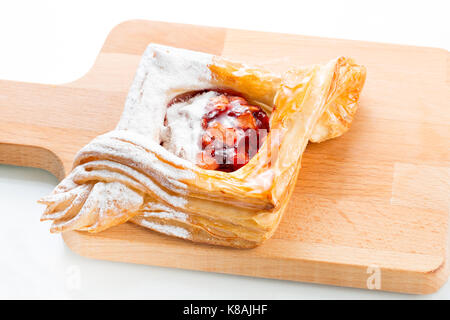 Öffnen pasteten Blätterteig Pasteten mit Preiselbeeren, Äpfel und Honig. Stockfoto