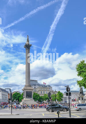 London, UK, 21. Juli 2017: Blick auf die Nelson Spalte in Trafalgar Square mit Massen von Touristen. Stockfoto