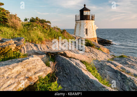 Castle Hill Lighthouse getaucht in das warme Licht des Sonnenuntergangs, Newport, Rhode Island Stockfoto