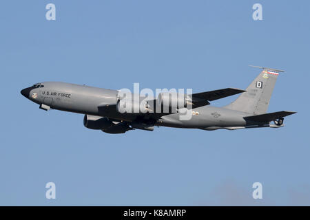 Lokal Basis R KC-135 Stratotanker klettern aus Mildenhall der Start- und Landebahn 29 für einen lokalen Luftbetankung Flug. Stockfoto