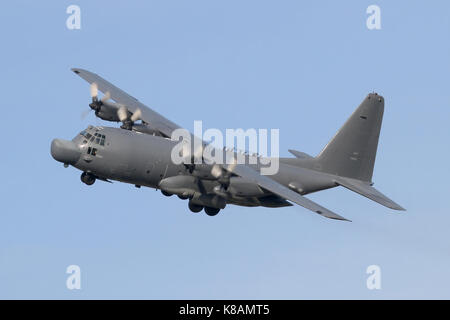 Mildenhall basierte MC-130H Hercules, Klettern nach über die Start- und Landebahn und Banking auf den Fotografen. Stockfoto