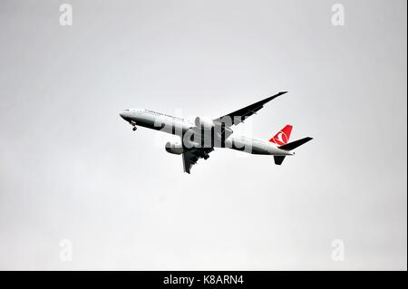 Mit seinem Fahrwerk, Turkish Airlines Boeing 777 auf seine endgültige Annäherung an Chicagos O'Hare International Airport entfernt. Chicago, Illinois, USA. Stockfoto