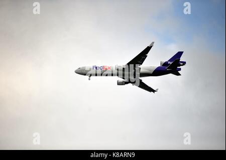 Mit seinem Fahrwerk, Federal Express Cargo MD 11 auf seine endgültige Annäherung an Chicagos O'Hare International Airport entfernt. Chicago, Illinois, USA. Stockfoto