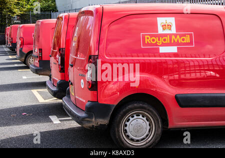 Royal Mail Vans im Depot, England, Großbritannien Stockfoto
