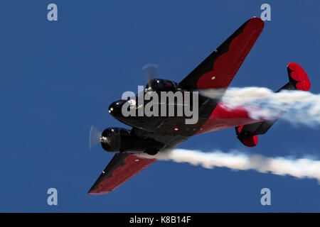 Flugzeug Oldtimer Stunts durchführen bei Airshow Stockfoto