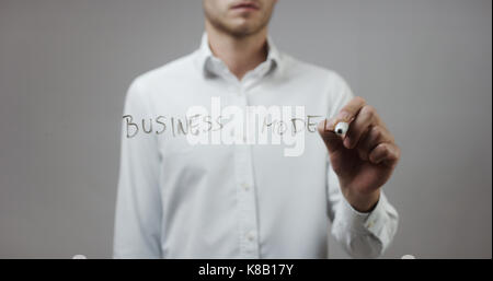 Geschäftsmodell, Mann schreiben auf Glas Stockfoto