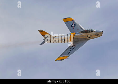 Flugzeug F-86 Sabre Jet auf der Air Show flying Stockfoto