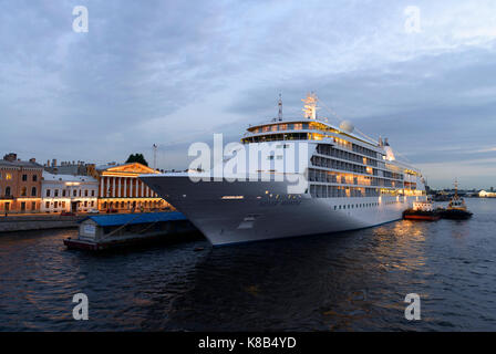 St. Petersburg, Russland - 22. August 2016: Der große Kreuzfahrtschiff Silver Whisper" in St. Petersburg, 22. August 2016 angedockt Stockfoto